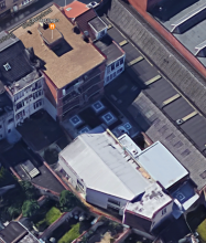 Dit beeld toont een luchtfoto van de achterkant van het gebouw.